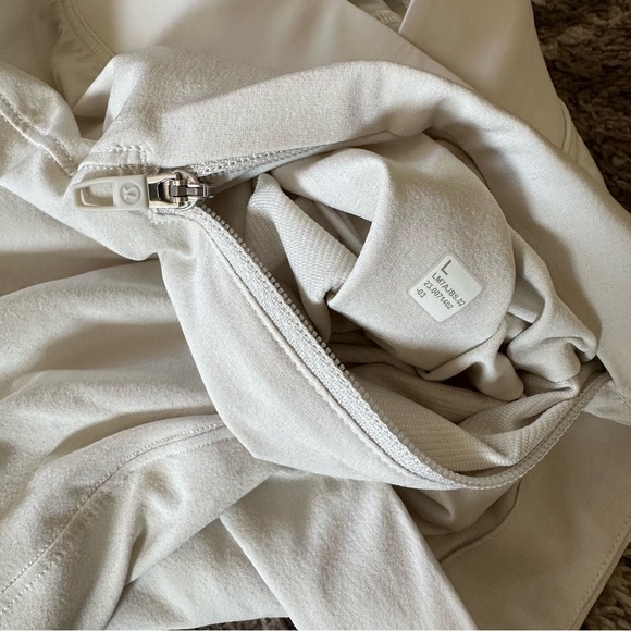 Lululemon T.H.E. Linerless Short 9" Cream - Picture 12 of 12